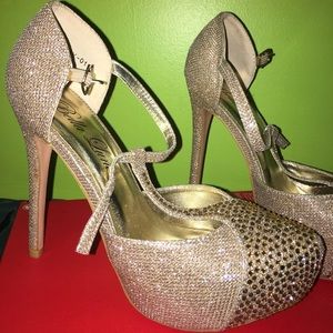 Jeweled pumps 💫